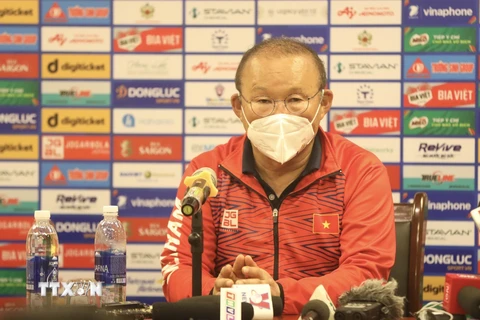 Huấn luyện viên trưởng đội tuyển U23 Việt Nam Park Hang-seo trả lời tại cuộc họp báo sau trận đấu. (Ảnh: Minh Quyết/TTXVN)