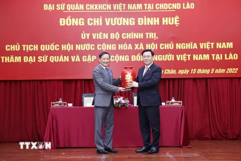 Chủ tịch Quốc hội Vương Đình Huệ tặng quà Đại sứ quán Việt Nam tại Lào. (Ảnh: Doãn Tấn/TTXVN)