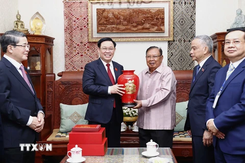 Chủ tịch Quốc hội Vương Đình Huệ tặng quà lưu niệm cho nguyên Tổng Bí thư, nguyên Chủ tịch nước Lào Bounnhang Vorachith. (Ảnh: Doãn Tấn/TTXVN)