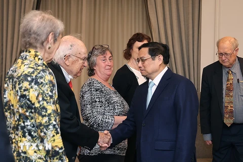 Thủ tướng Phạm Minh Chính tiếp những người bạn Hoa Kỳ ủng hộ nạn nhân da cam. (Ảnh: Dương Giang/TTXVN)