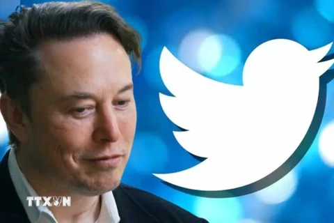 Tỷ phú Elon Musk và biểu tượng Twitter. (Ảnh: Finnews24/TTXVN)