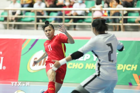 Pha sút bóng đối mặt với thủ môn của cầu thủ Đinh Thị Ngọc Hân. (Ảnh: Thanh Tùng/TTXVN)