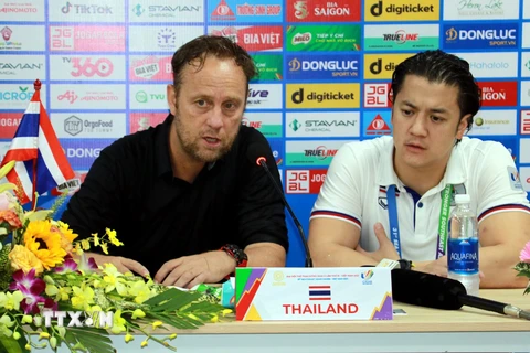 Huấn luyện viên Alexandre Polking của U23 Thái Lan trả lời phóng viên báo chí. (Ảnh: Văn Đạt/TTXVN)