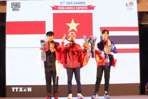 Vận động viên Phan Văn Đông (giữa) giành huy chương Vàng nội dung PUBG Mobile cá nhân; vận động viên Alan Raynold Kumaseh của Indonesia (trái) giành huy chương Bạc và vận động viên Thái Lan Purin Rongkhankaew (phải) giành huy chương Đồng. (Ảnh: Minh Đông/