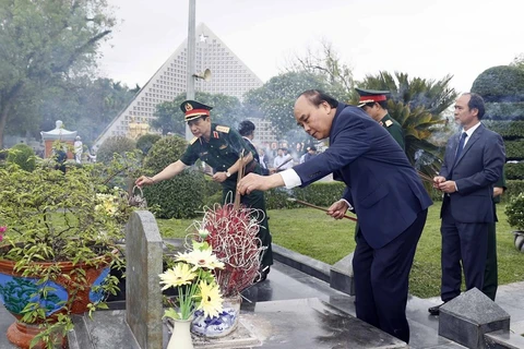 Chủ tịch nước Nguyễn Xuân Phúc dâng hương, hoa tưởng nhớ các Anh hùng liệt sỹ tại Nghĩa trang liệt sỹ Quốc gia A1. (Ảnh: Thống Nhất/TTXVN)