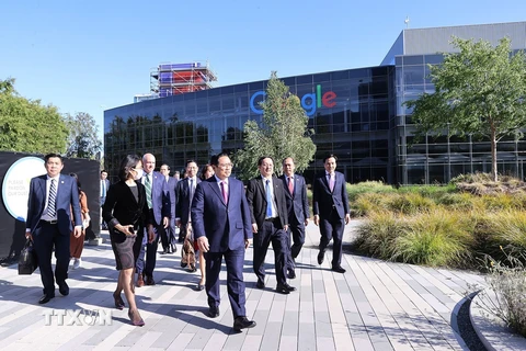 Thủ tướng Phạm Minh Chính đến thăm Trụ sở Tập đoàn Google. (Ảnh: Dương Giang/TTXVN)