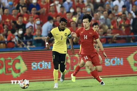 Hoàng Đức (14) vẫn là cầu thủ quan trọng giữ nhịp trận đấu cho U23 Việt Nam ở khu vực giữa sân. (Ảnh: Hoàng Linh/TTXVN)