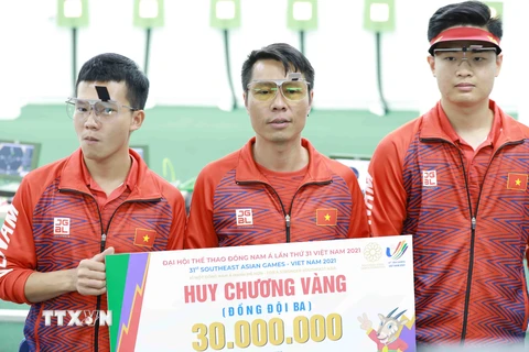 Ba xạ thủ Trần Quốc Cường, Phạm Quang Huy và Phan Công Minh giành huy chương Vàng nội dung súng ngắn đồng đội 10m. (Ảnh: Vũ Sinh/TTXVN)
