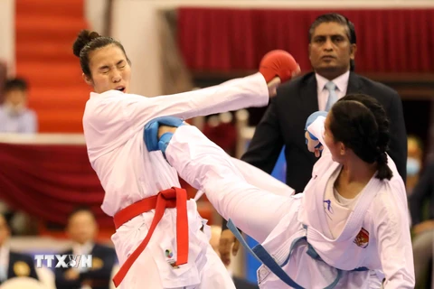 Chung kết nội dung Kumite nữ, hạng dưới 68 kg nữ, Hồ Thị Thu Hiền (đai đỏ, Việt Nam) thắng Zefanya Ceyco Georgia (đai xanh, Indonesia) với tỷ số 5-1, giành huy chương Vàng. (Ảnh: Thanh Tùng/TTXVN)