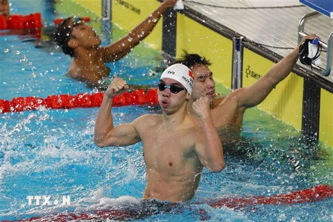 Niềm vui của vận động viên Nguyễn Huy Hoàng (Việt Nam) tiếp tục giành huy chương Vàng nội dung 200m bơi bướm nam với thành tích 1 phút 58 giây 81. (Ảnh: Phạm Kiên/TTXVN)