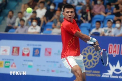 Tay vợt Lý Hoàng Nam (Việt Nam) thắng 2-0 ở trận đấu tứ kết nội dung đơn nam môn quần vợt SEA Games 31. (Ảnh: Thế Duyệt/TTXVN)