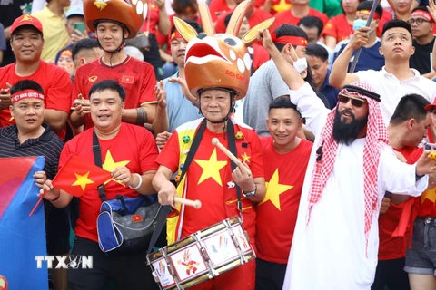 Các cổ động viên trên sân vận động Việt Trì cổ vũ nhiệt thành cho đội U23 Việt Nam. (Ảnh: TTXVN)