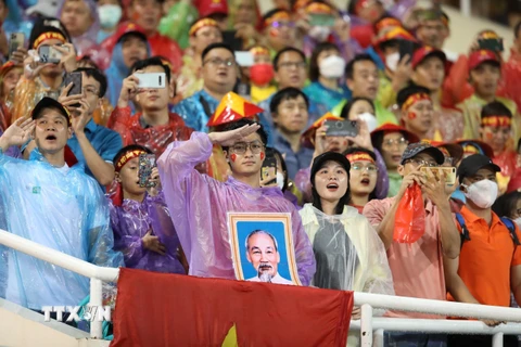 Cổ động viên Việt Nam chào cờ trên khán đài trước trận đấu. (Ảnh: Minh Quyết/TTXVN)