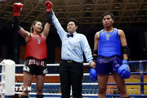  Nữ vận động viên Nguyễn Thị Phương Hậu (Việt Nam, giáp đỏ) thắng vận động viên Kaewrudd Kamtakrapoom (Thái Lan, giáp xanh) nội dung đối kháng hạng 63,5kg. (Ảnh: Hoàng Hùng/TTXVN)