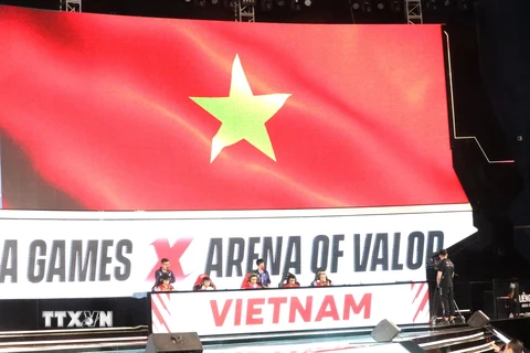 Vận động viên đội tuyển Việt Nam thi đấu chung kết nội dung Liên quân mobile. (Ảnh: Minh Đông/TTXVN)