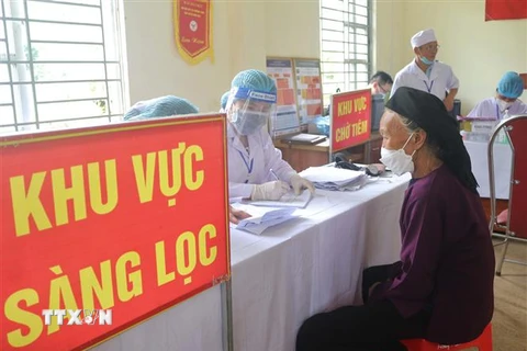 Đồng bào dân tộc thiểu số ở xã Thượng Thôn, huyện Hà Quảng, tỉnh Cao Bằng đến điểm tiêm chủng tiêm mũi 3 vaccine phòng COVID-19. (Ảnh: Chu Hiệu/TTXVN)