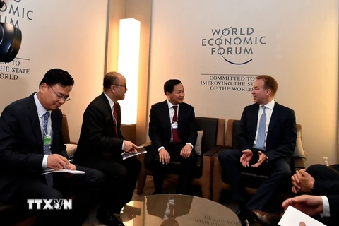 Đoàn cấp cao Việt Nam gặp và làm việc với Chủ tịch WEF Borge Brende tại Davos. (Ảnh: TTXVN phát)