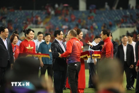 Thủ tướng Phạm Minh Chính bắt tay huấn luyện viên trưởng U23 Việt Nam Park Hang-seo, bày tỏ sự cám ơn tới vị 'thuyền trưởng' tài ba của bóng đá Việt Nam trong suốt những năm qua. (Ảnh: Minh Quyết/TTXVN)