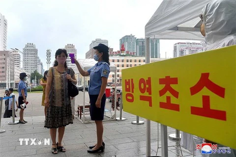 Kiểm tra thân nhiệt của người dân để phòng dịch COVID-19 tại Bình Nhưỡng, Triều Tiên. (Ảnh: AFP/TTXVN)