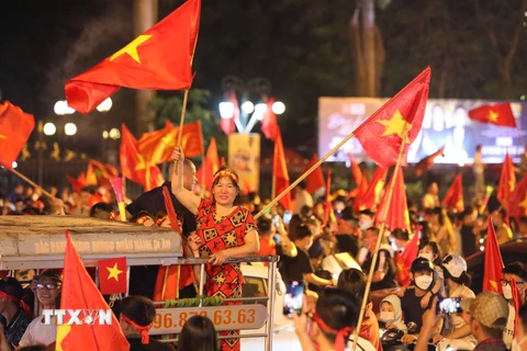 Người dân Thủ đô đổ ra đường chúc mừng chiến thắng của đội tuyển U23 Việt Nam tại SEA Games 31. (Ảnh: Khánh Hòa/TTXVN)