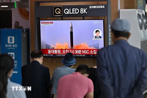 Người dân theo dõi qua màn hình tivi ở nhà ga Seoul, Hàn Quốc về vụ phóng thử được cho là tên lửa đạn đạo của Triều Tiên, ngày 25/5. (Ảnh: AFP/TTXVN)
