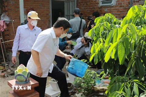 Phó Chủ tịch UBND Thành phố Hồ Chí Minh Dương Anh Đức kiểm tra công tác phòng, chống sốt xuất huyết tại xã Thới Tam Thôn, huyện Hóc Môn. (Ảnh: Đinh Hằng/TTXVN)