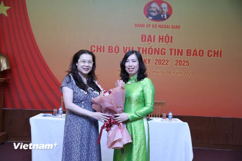 Bà Lê Thị Thu Hằng, Trợ lý Bộ trưởng Ngoại giao, Vụ trưởng Vụ Thông tin báo chí, Bí thư Chi bộ Vụ Thông tin báo chí nhiệm kỳ 2020-2022 được tín nhiệm tái đắc cử Bí thư Chi bộ nhiệm kỳ 2022-2025.