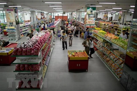Người dân mua sắm tại một siêu thị ở Pyongyang, Hàn Quốc. (Ảnh: AFP/TTXVN)