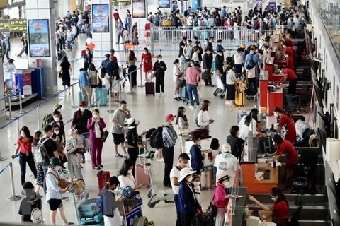 Hành khách làm thủ tục lên máy bay ở Cảng Hàng không quốc tế Nội Bài. (Ảnh: Huy Hùng/TTXVN)
