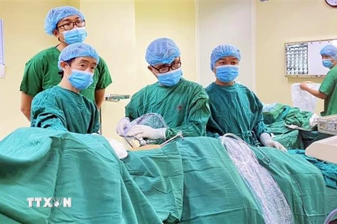 Đội ngũ phẫu thuật thực hiện cắt bỏ khối u trong lồng ngực cho bệnh nhân A. B (50 tuổi, trú xã Măng Bút, huyện Kon Plông, tỉnh Kon Tum). (Ảnh: TTXVN phát)