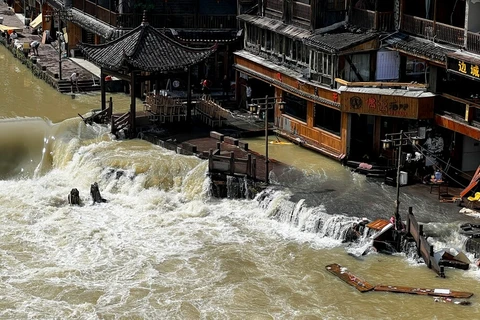 Nước lũ tràn qua một thị trấn tại tỉnh Hồ Nam, miền Trung Trung Quốc. (Nguồn: AP)