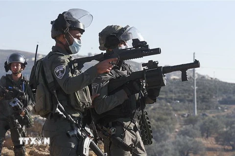 Lực lượng an ninh Israel xung đột với người biểu tình Palestine phản đối các khu định cư Do Thái ở Khu Bờ Tây, ngày 7/1/2022. (Ảnh: AFP/TTXVN)