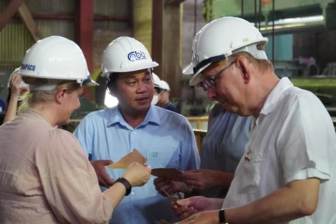 Thứ trưởng Robert Rydberg trao đổi với Ban lãnh đạo và người lao động tại Nhà máy giấy Bãi Bằng. (Nguồn: Vietnam+)
