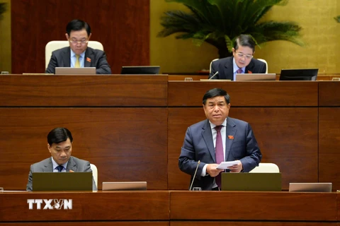 Bộ trưởng Bộ Kế hoạch và Đầu tư Nguyễn Chí Dũng giải trình, làm rõ một số vấn đề đại biểu Quốc hội nêu. (Ảnh: Minh Đức/TTXVN)