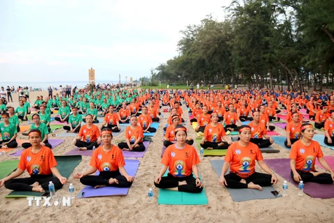 Biểu diễn Yoga tại bãi biển Đồi Dương, thành phố Phan Thiết tại Ngày Quốc tế Yoga tại Bình Thuận năm 2022. (Ảnh: Nguyễn Thanh/TTXVN)