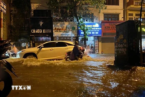 Nhiều đoạn ở phố Đội Cấn, quận Ba Đình ngập sâu do mưa lớn. (Ảnh: Phạm Kiên/TTXVN)