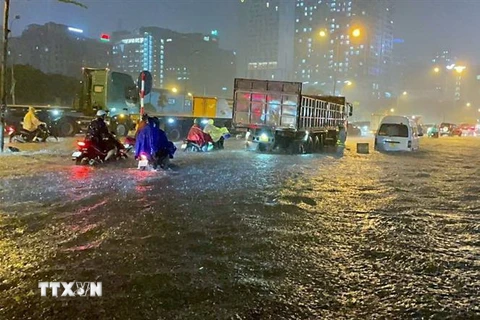 Trận mưa lớn khiến phố Phạm Hùng ngập sâu trong nước. (Nguồn: TTXVN)