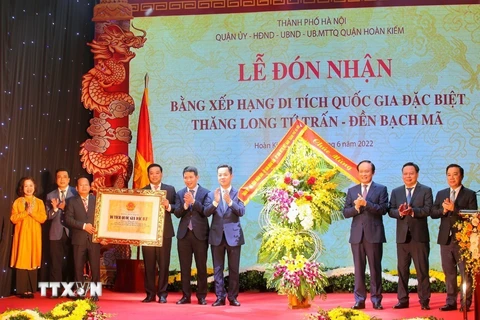 Lãnh đạo thành phố Hà Nội tặng hoa chúc mừng quận Hoàn Kiếm tại Lễ đón nhận bằng Di tích quốc gia đặc biệt Thăng Long tứ trấn-Đền Bạch Mã. (Ảnh: Tuấn Đức/TTXVN)