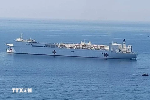 Tàu bệnh viện USNS Mercy (T-AH19) thuộc Bộ Tư lệnh Hải vận Quân sự Hoa Kỳ cập cảng Vũng Rô, Phú Yên. (Ảnh: TTXVN phát)