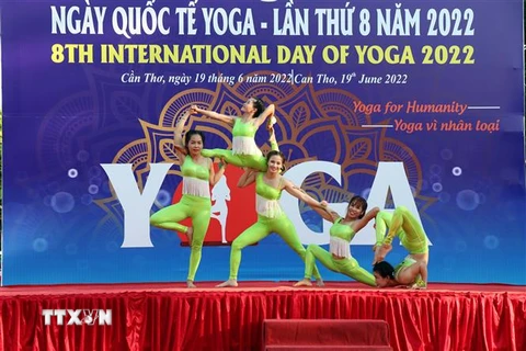 Tiết mục Yoga đồng đội do các vận động viên đoạt huy chương Vàng Giải vô địch Yoga quốc gia thực hiện. (Ảnh: Trung Kiên/TTXVN)
