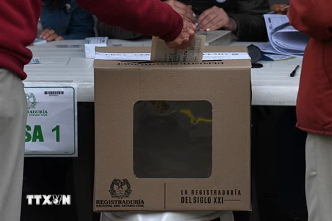 Cử tri bỏ phiếu tại một địa điểm bầu cử ở Bogota, Colombia, ngày 19/6. (Ảnh: AFP/TTXVN)