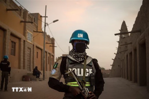Binh sỹ thuộc Phái bộ gìn giữ hòa bình của Liên hợp quốc (MINUSMA) tuần tra tại Mali. (Ảnh: AFP/TTXVN)