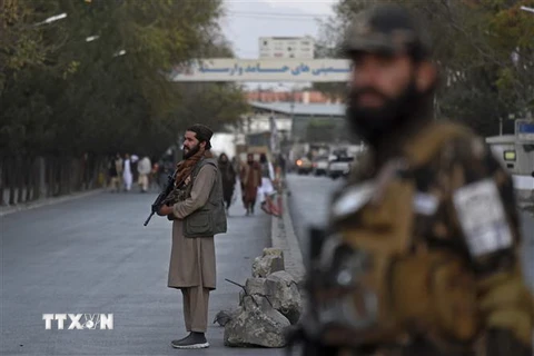 Lực lượng Taliban gác tại thủ đô Kabul, Afghanistan. (Ảnh: AFP/TTXVN)