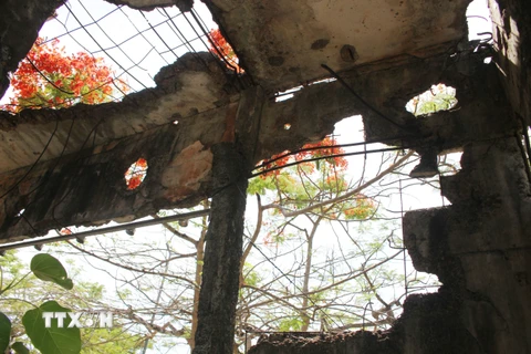 Những bức tường của ngôi trường loang lổ bởi vết bom, đạn. (Ảnh: Thanh Thủy/TTXVN)