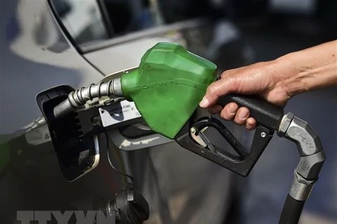 Bơm xăng cho các phương tiện tại trạm xăng ở San Luis Potosi, Mexico. (Nguồn: AFP/TTXVN)