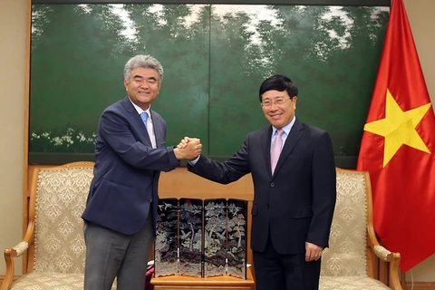 Phó Thủ tướng Thường trực Phạm Bình Minh tiếp Chủ tịch Tập đoàn Daewoo E&C Hàn Quốc Jung Won Ju. (Nguồn: Baochinhphu.vn)