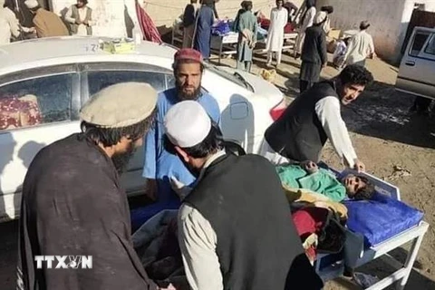 Chuyển người bị thương trong trận động đất kinh hoàng ở tỉnh Paktika, Afghanistan, ngày 22/6. (Ảnh: AP/TTXVN)