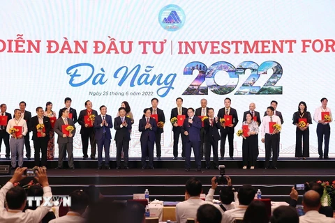 Thủ tướng Phạm Minh Chính chứng kiến lãnh đạo thành phố Đà Nẵng trao chứng nhận đầu tư, chứng nhận nghiên cứu khảo sát cho các doanh nghiệp. (Ảnh: Dương Giang/TTXVN)