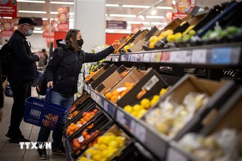 Người dân mua rau quả tại siêu thị ở London, Anh. (Ảnh: AFP/TTXVN)