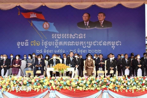 Chủ tịch CPP Samdech Techo Hun Sen và Chủ tịch danh dự CPP Heng Samrin đồng chủ trì lễ míttinh kỷ niệm 71 năm Ngày thành lập CPP (28/6/1951-28/6/2022). (Ảnh: Huỳnh Văn Thảo/TTXVN)